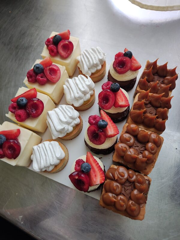 Box petit fours x16