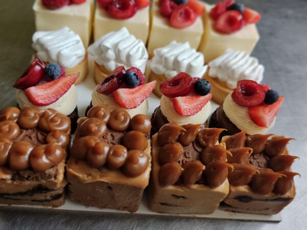 Box petit fours x16